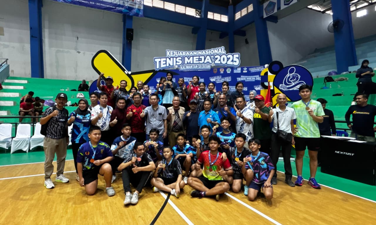 Deretan juara kategori tunggal U-11 hingga U-19 berpose di podium usai menerima medali dalam Kejurnas Tenis Meja Kalsel 2025 di GOR Hassanuddin, Banjarmasin, Rabu (26/11/2025). (M Idris Jian Sidik)