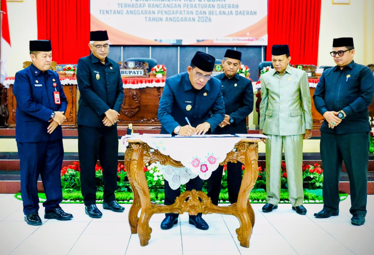 PENANDATANGAN: Bupati HSU H Sahrujani, meneken komitmen bersama dengan legislatif dalam paripurna DPRD HSU di Aula Paripurna Dewan, Rabu (26/11) malam.