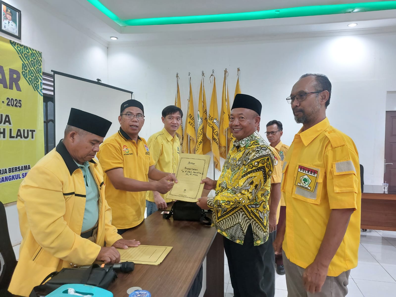 RESMI: H Agus Prasetya Budiono, Anggota DPRD Tala saat menyerahkan berkas pendaftaran calon Ketua Golkar Tala.