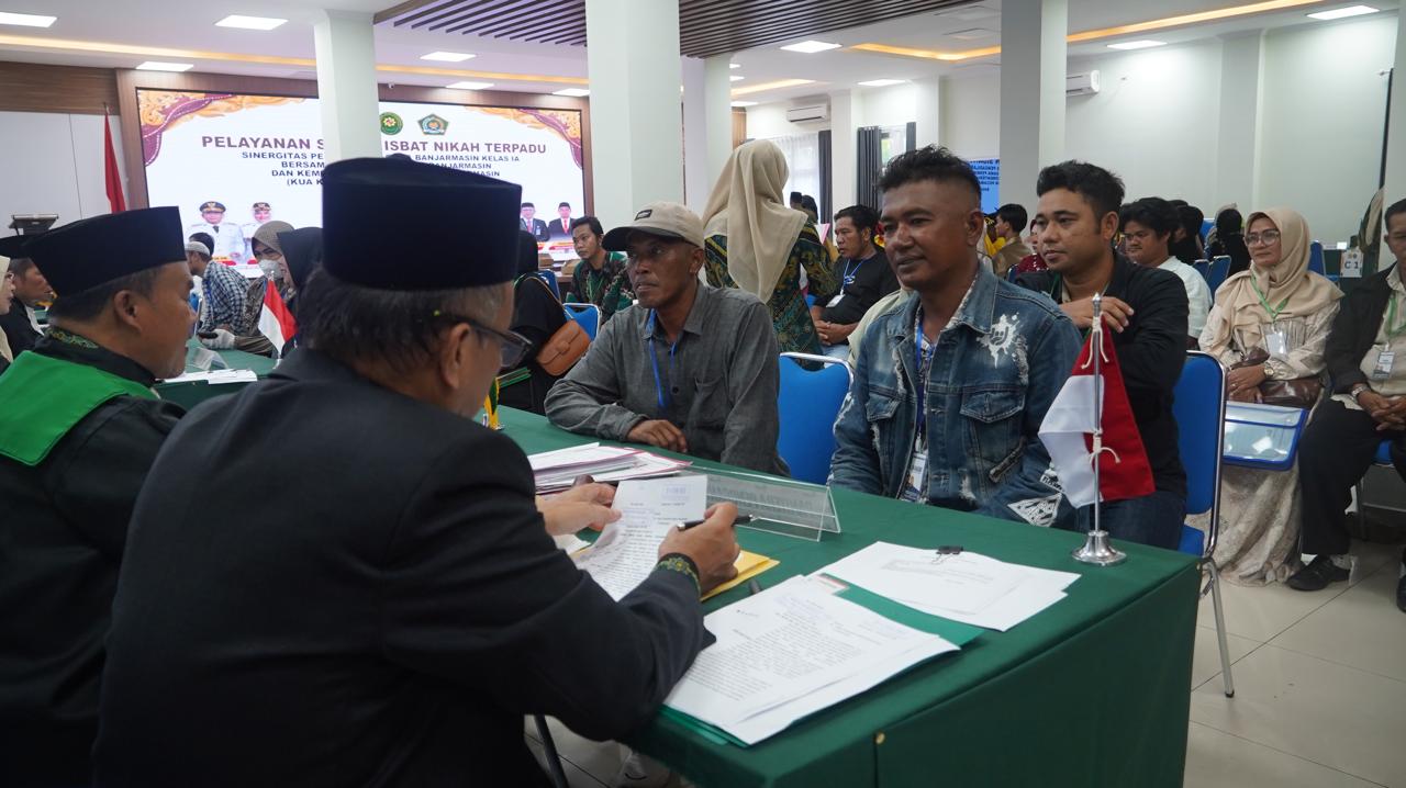 NIKAH: Sepasang peserta mengikuti prosesi isbat nikah massal yang digelar Pemko Banjarmasin bersama Pengadilan Agama dan Kemenag di Kantor Sekretariat Bersama, Kamis (27/11/2025).