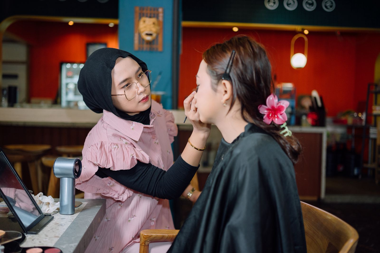 MAKEUP: Proses makeup wajah.