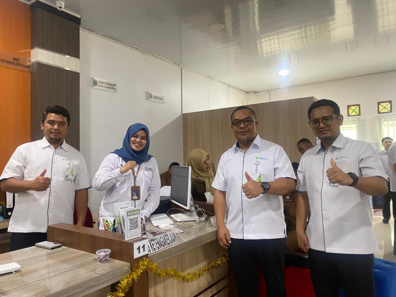 LAYANAN : Petugas BPJS Ketenagakerjaan siap melayani masyarakat di MPP HSU.