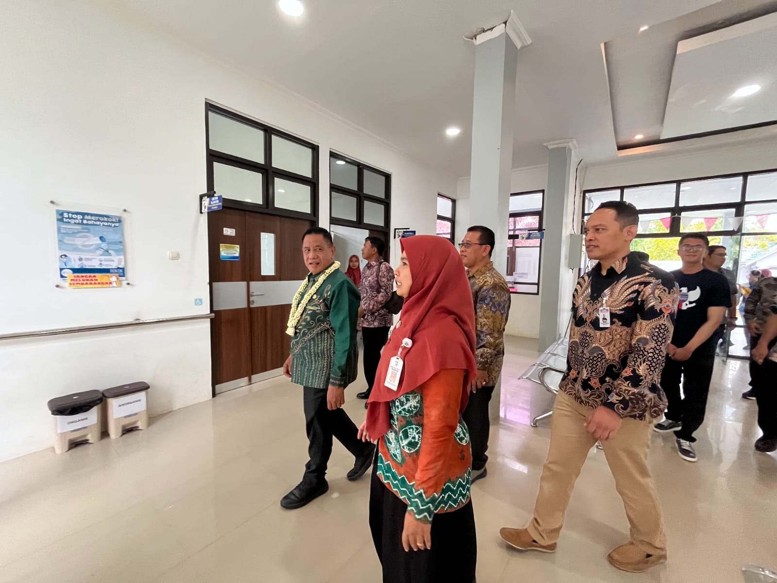 TINJAU:Wakil Bupati Kabupaten Tanah Laut, H Muhammad Zazuli bersama Branch Manager Indomaret Cabang Banjarmasin, Heriyanto Suhendar meninjau ruangan Puskesmas Sungai Riam yang direnovasi.
