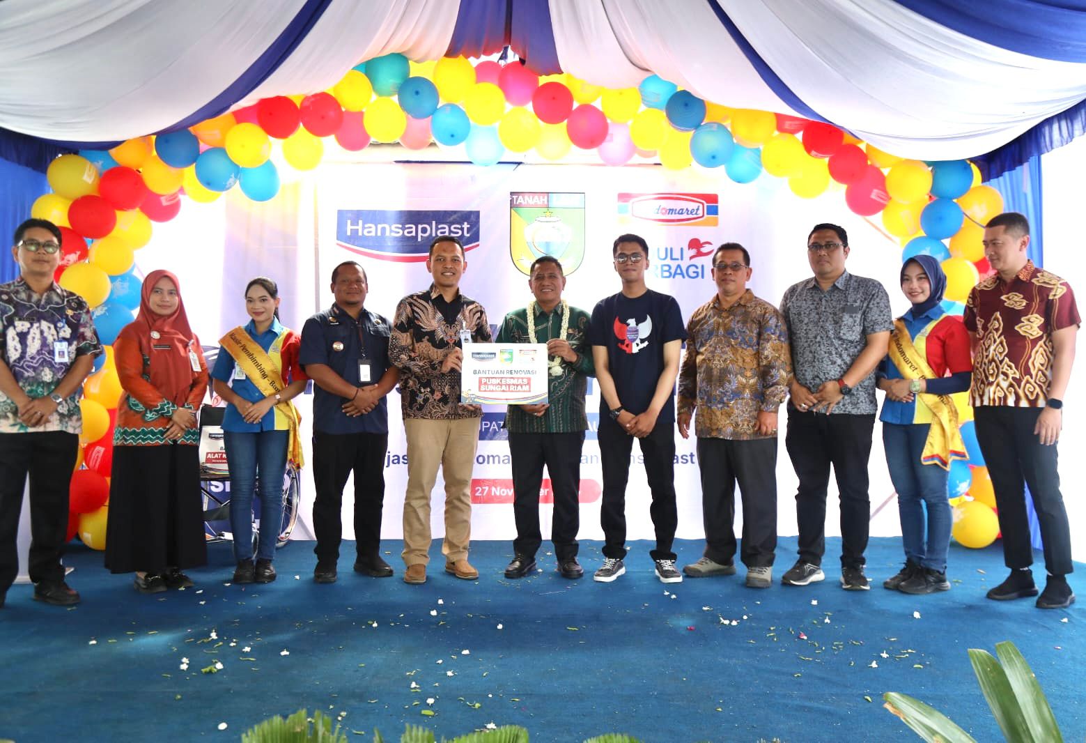 KOLABORASI:Branch Manager Indomaret Cabang Banjarmasin, Heriyanto Suhendar menyerahkan bantuan renovasi Puskesmas Sungai Riam kepada Wakil Bupati Kabupaten Tanah Laut, H Muhammad Zazuli.