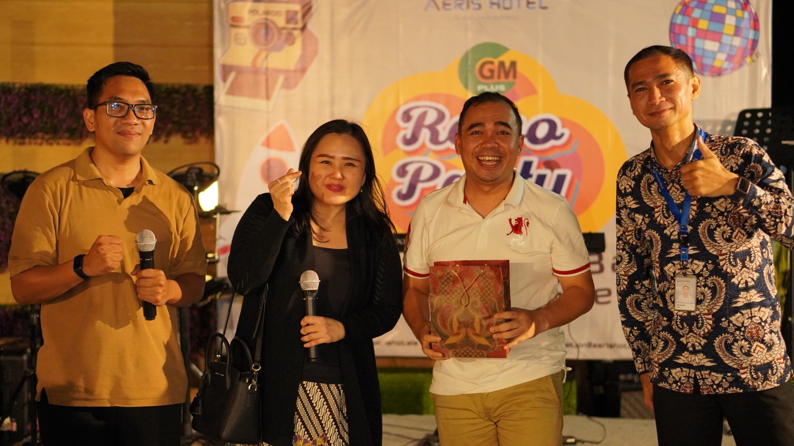 GIFT: BM Bank Permata Banjarmasin, Minarti Limantara memberikan hadiah kepada GM Hotel Aston Manado, Dikdik Solehudin yang berhasil menjawab pertanyaan.