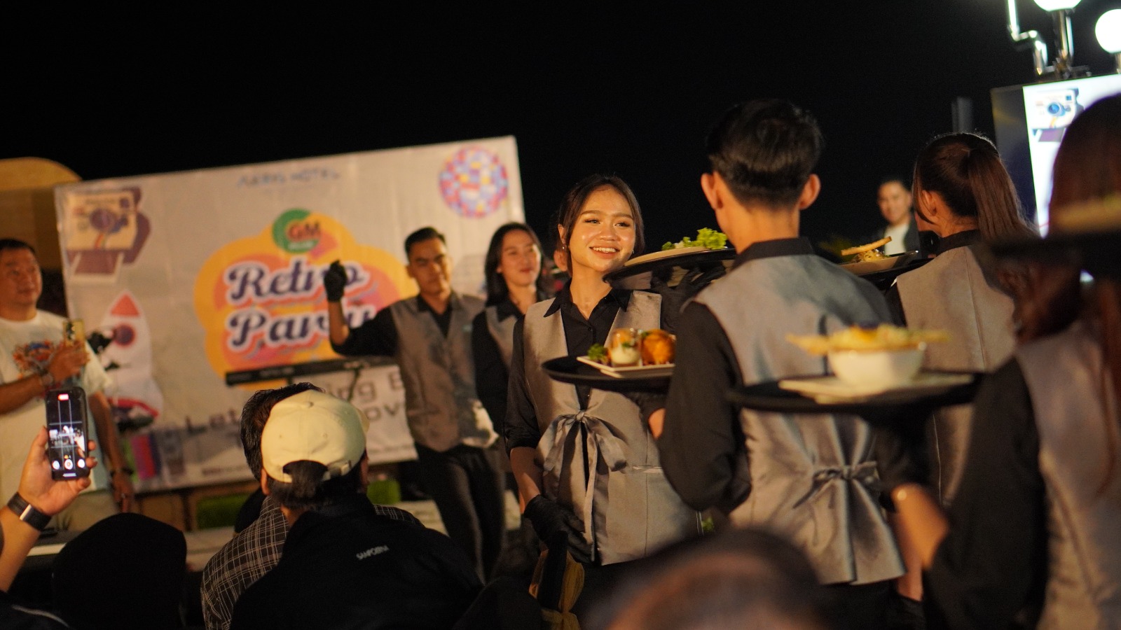 ATRAKSI:Food parade dari staf Hotel Aeris dengan iringan music yang menghentak manambah semarak acara.