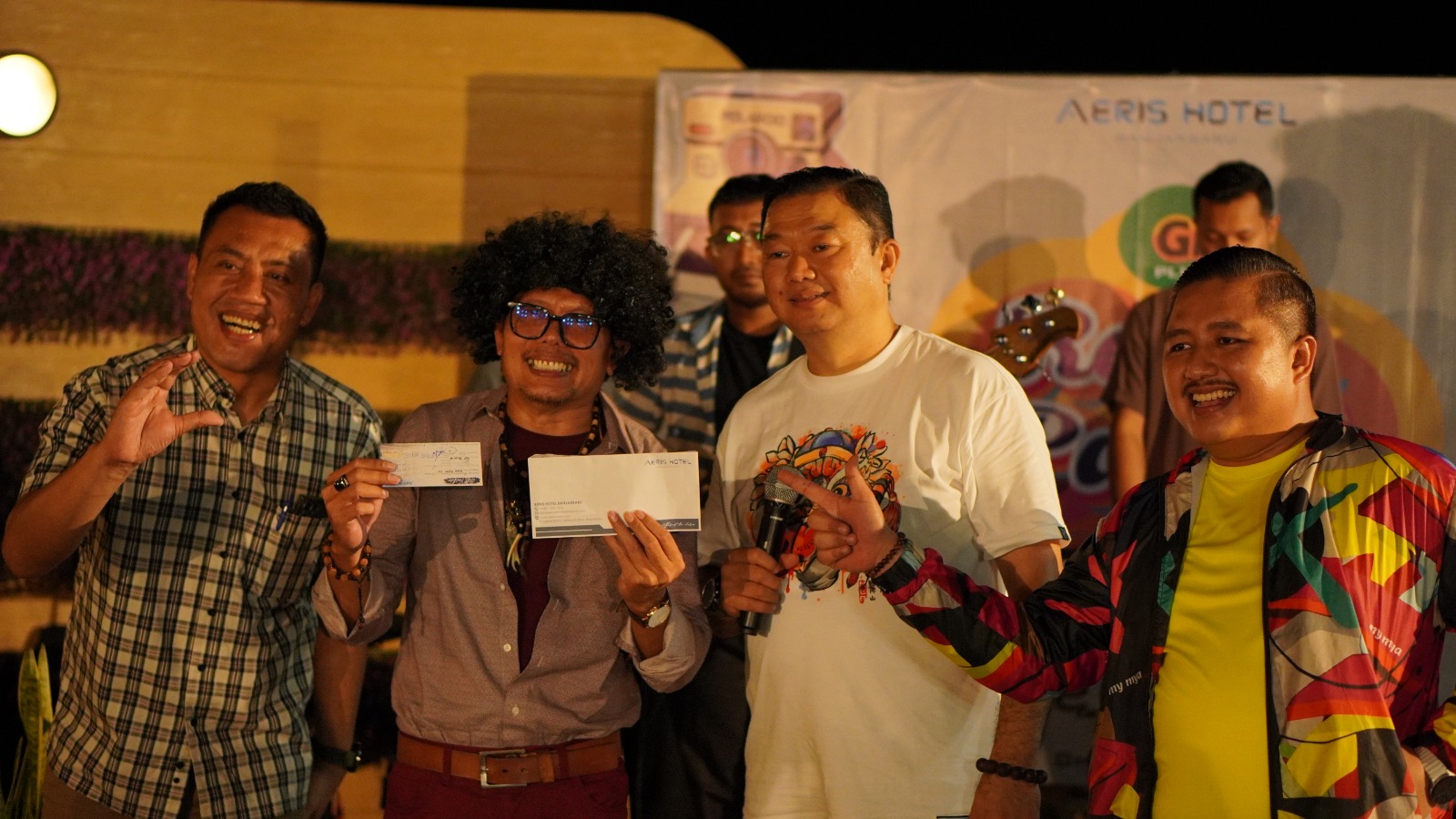 BEST COSTUM: Partner Iqos Banjarbaru, Hansye Pantow secara aklamasi terpilih sebagai the best costum dan mendapatkan hadiah voucher kamar.