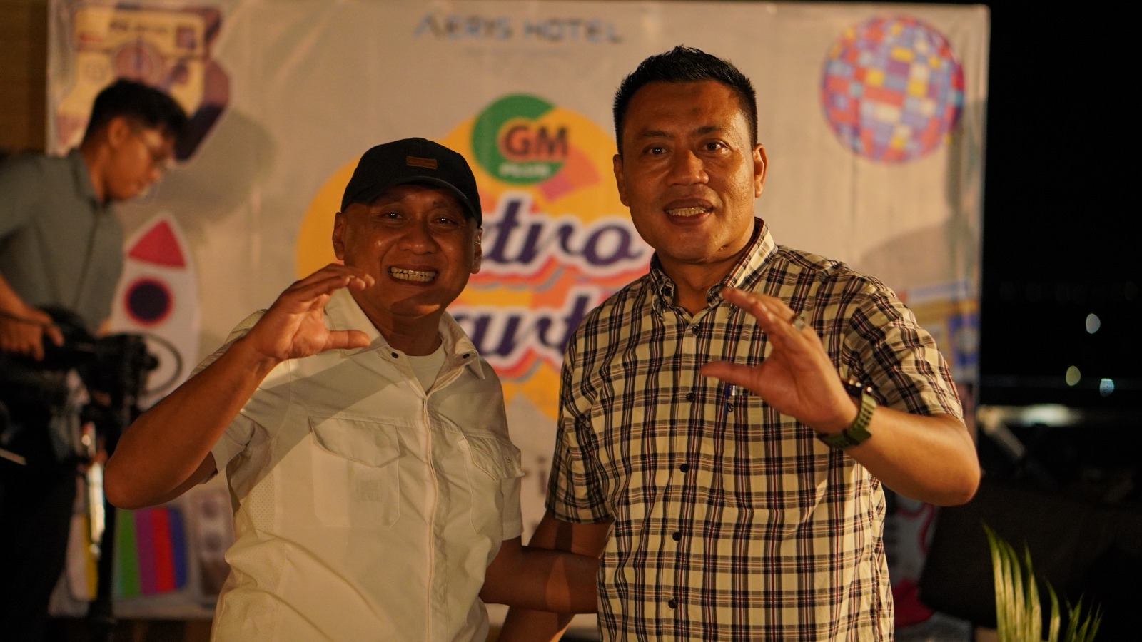 GRAND PRIZE:Kakanwil Ditjen Imigrasi Kalsel, Yan Welly Wiguna (kiri) mendapatkan grandprize voucher menginap diserahkan oleh GM Hotel Aeris Banjarbaru, Ariyadi.