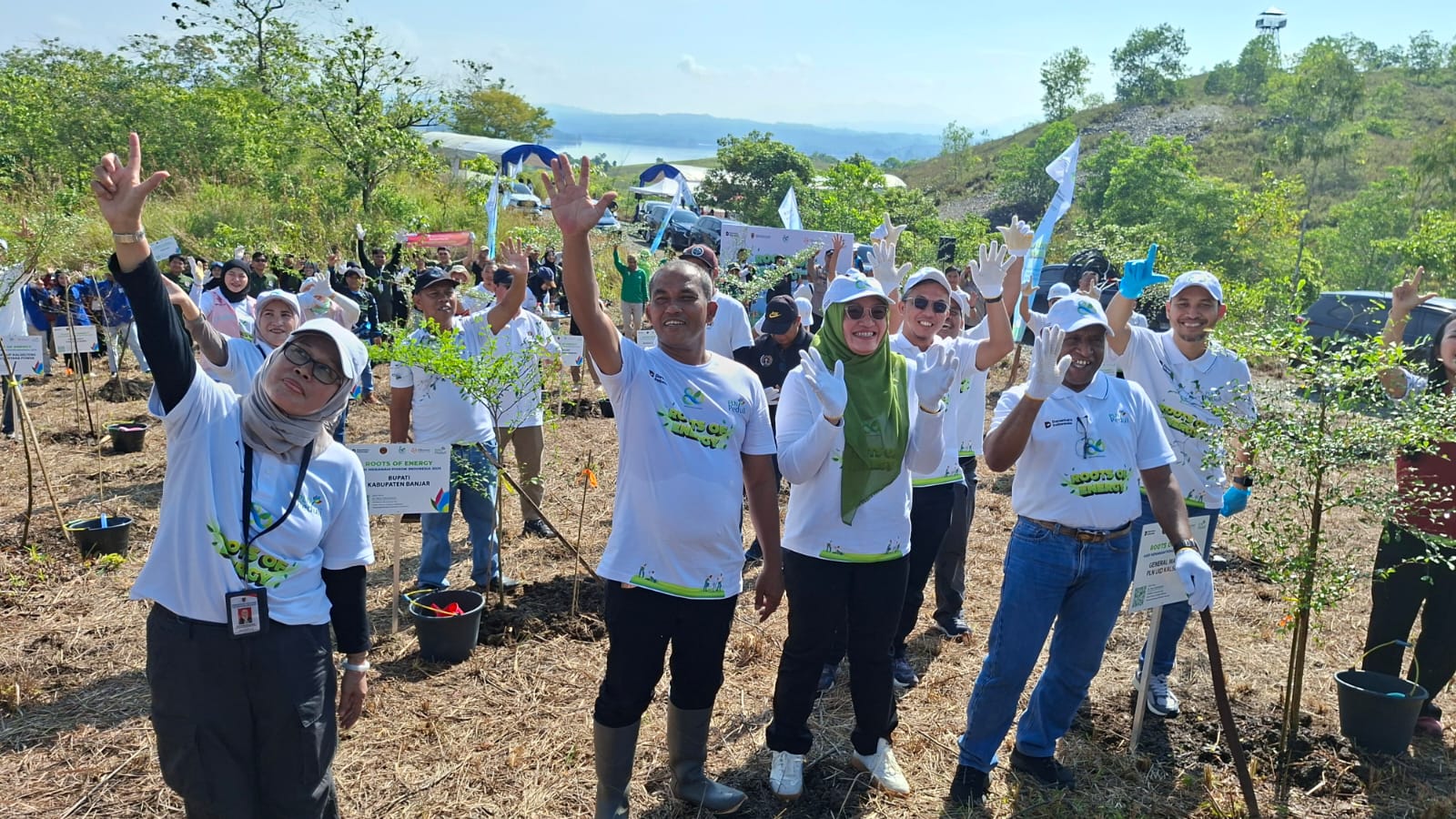 PENGHIJAUAN:Jajaran PLN Group Kalselteng bersama Dishut Kalsel, komunitas lingkungan, dan masyarakat menanam 300 pohon di kawasan Tahura Sultan Adam, Jumat (28/11/2025).