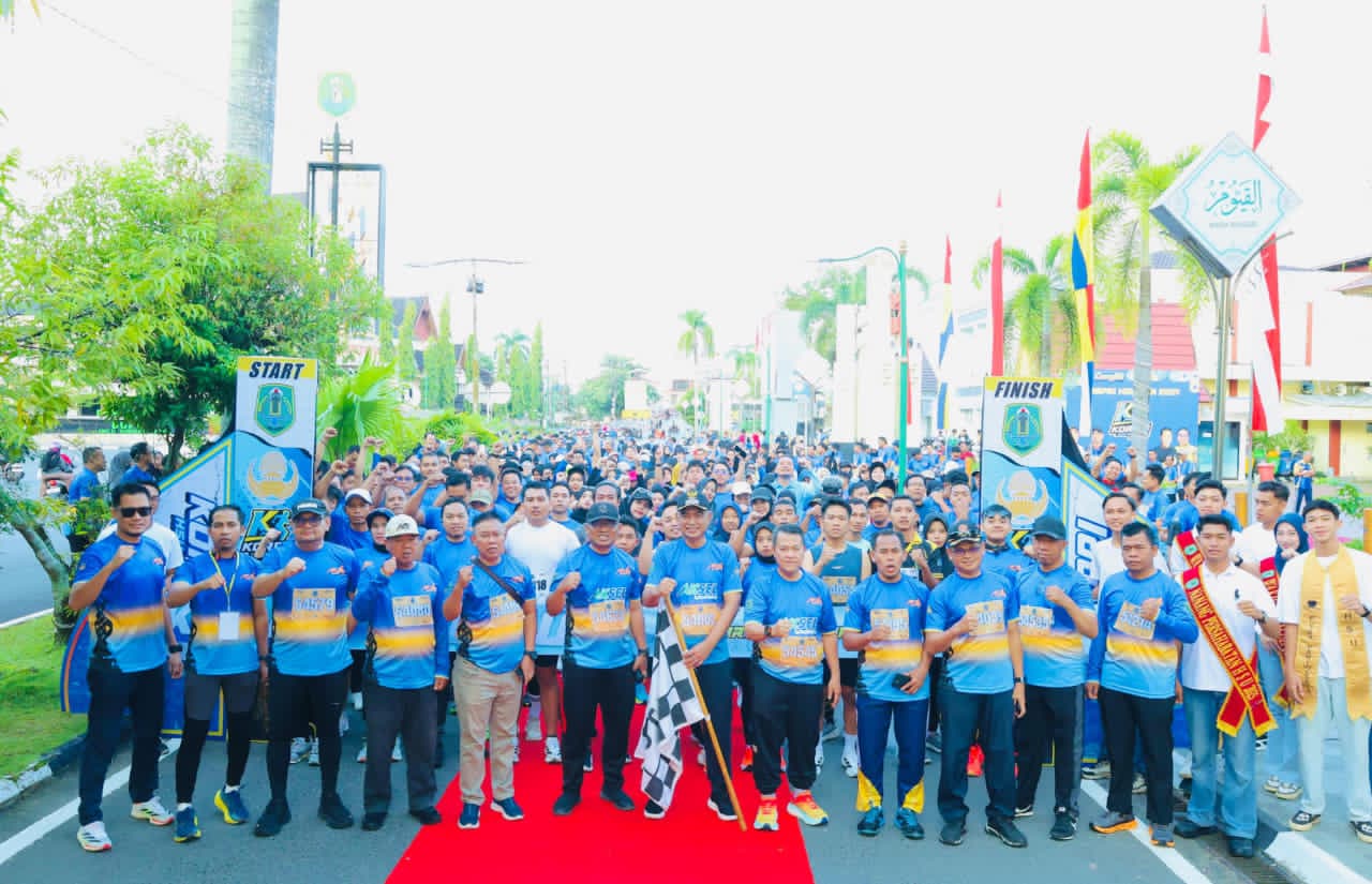 MERIAH:Wabup HSU, Hero Setiawan melepas peserta Korpri Run 2025 di halaman Pemkab HSU.