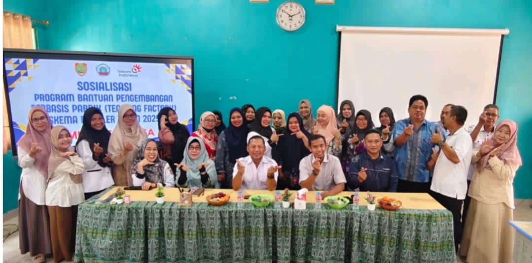 DUKUNG:Telkom dukung program teaching Factory 2015 di SMKN 1 Cempaga.