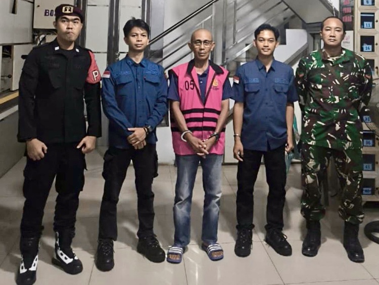 Tersangka Umar Bawi saat menjalani proses penahanan di Kejaksaan Negeri Balangan terkait kasus dugaan korupsi proyek lapangan futsal.