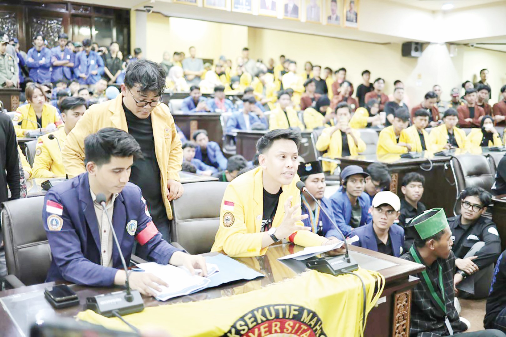 Teks foto: SAMPAIKAN TUNTUTAN: Sejumlah mahasiswa yang tergabung dalam BEM se-Kalsel melakukan dialog politik di ruang Rapat Paripurna DPRD Kalsel, Rabu (26/11).