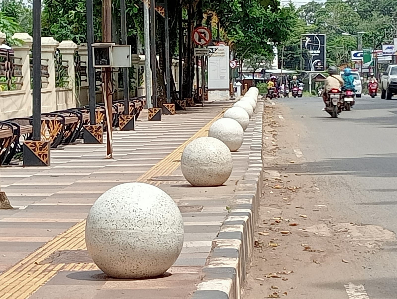 LOKASI SWAFOTO: Salah satu titik bollard yang dipasang DPRKPLH Tala di Jalan Kemakmuran, Pelaihari.