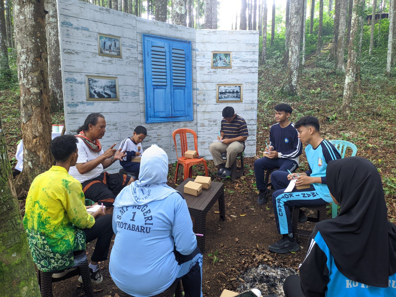 MP2AF: Salah satu kelompok pelajar Kotabaru yang diberikan materi oleh maestro seni di Hutan Meranti.