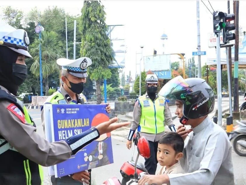 EDUKASI: Petugas Satlantas Polres Banjar mengedukasi pengendara motor yang tidak pakai helm