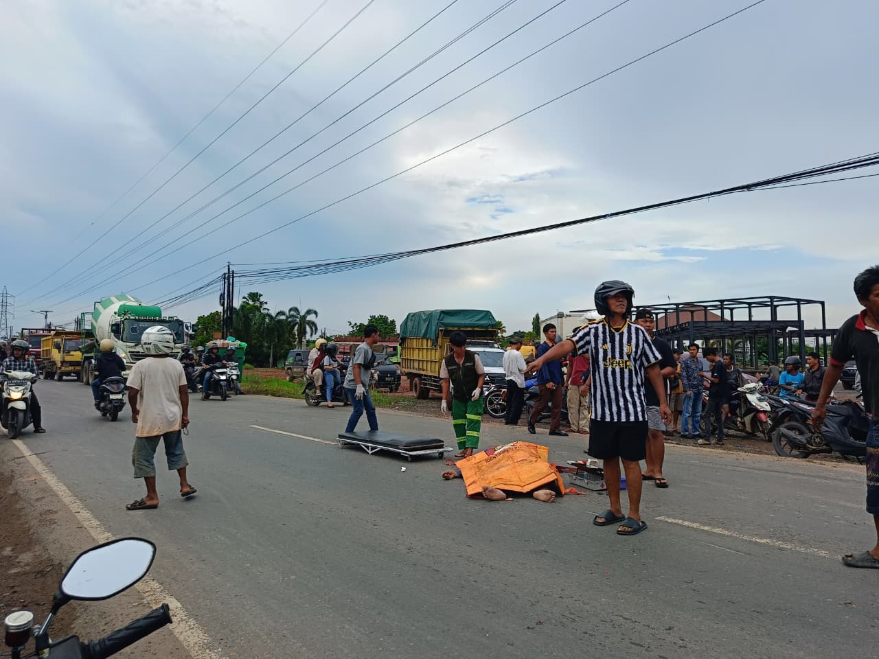 KECELAKAAN: Warga Banjarmasin ditemukan terkapar di Jalan Trikora Banjarbaru.