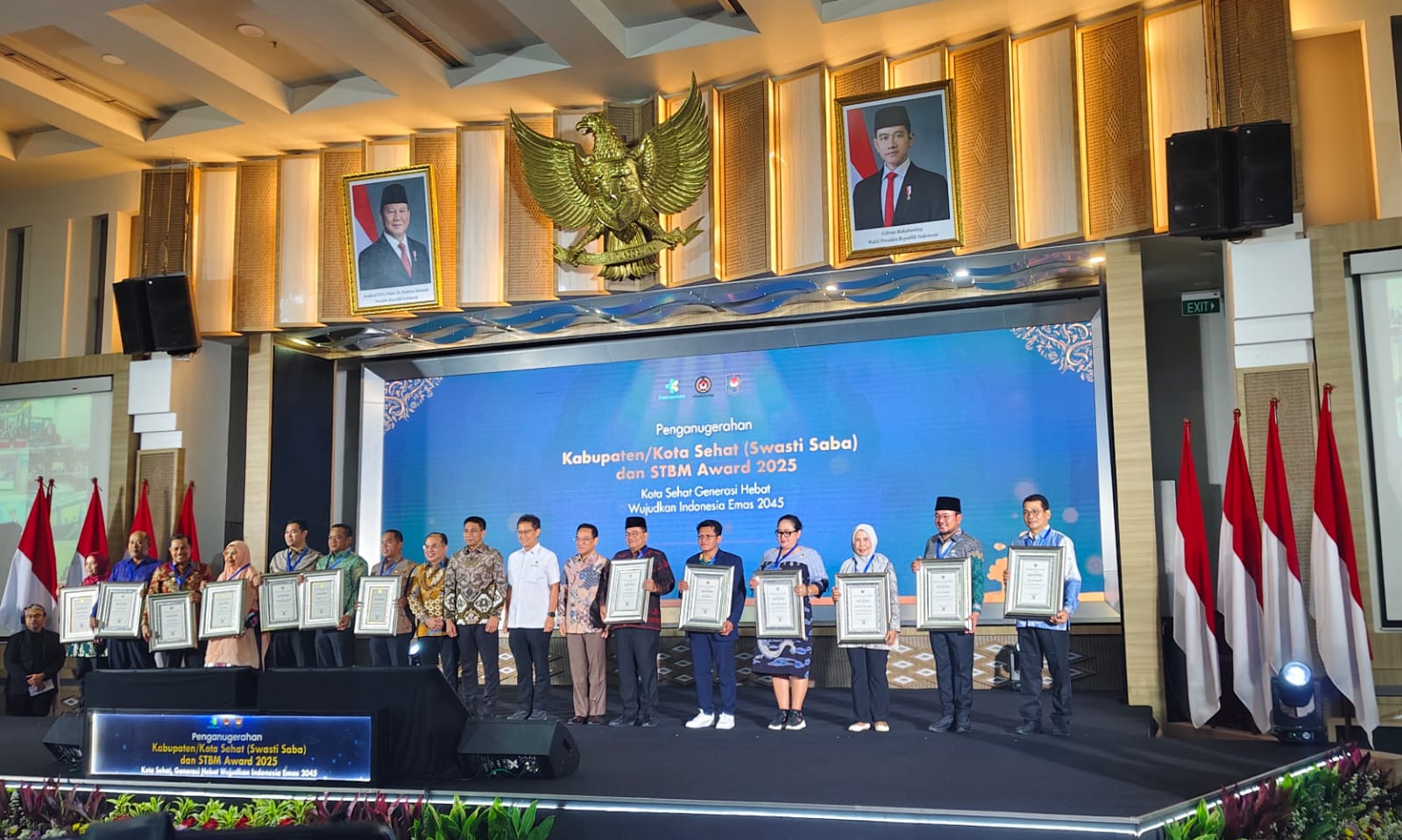 PENGHARGAAN: Penganugerahan Kabupaten/Kota Sehat dan Sanitasi Total Berbasis Masyarakat (STBM) Award 2025 di Auditorium Siwabessy, Jakarta Selatan, Jumat (28/11/2025).