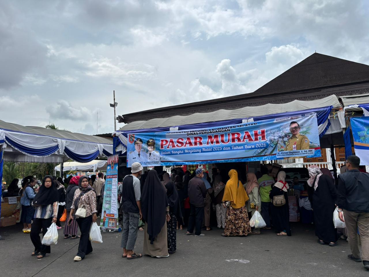 Stand sembako di pasar murah yang diadakan IKA Unair Kalsel di Gedung Mahligai Pancasila Banjarmasin diserbu warga yang didominasi oleh emak-emak. Sabtu (29/11/2025).