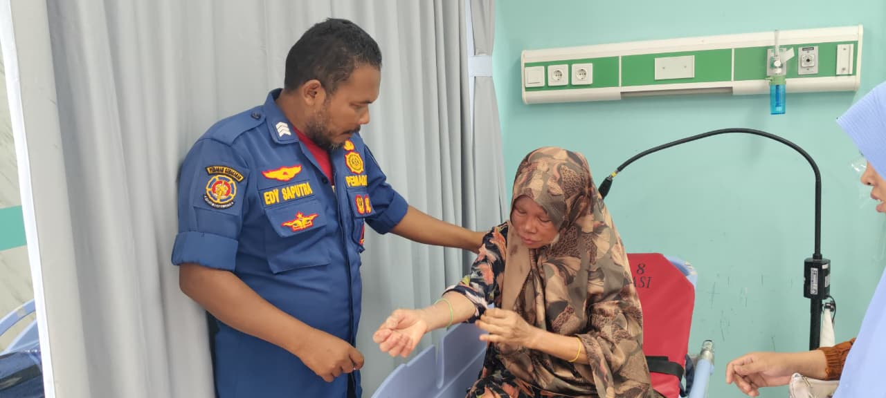 KORBAN:Siti Rahmah (60), warga Desa Sungai Tabukan, Kabupaten HSU dibawa ke RSUD Pambalah Batung Amuntai untuk mendapatkan perawatan akibat menderita luka bakar, Jumat (28/11/2025).