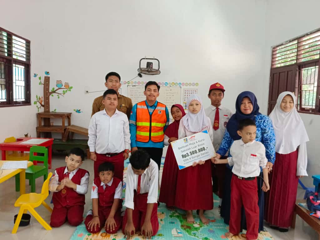 BANTUAN: Foto bersama perwakilan PAMA ARIA, guru, dan siswa usai serah terima bantuan