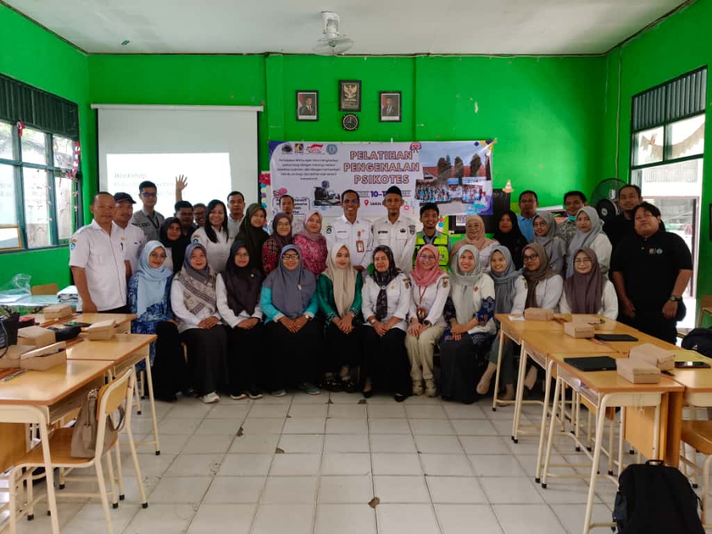 BERSAMA: Foto bersama PAMA ARIA dan peserta pelatihan sebagai simbol komitmen peningkatan kualitas pendidikan.