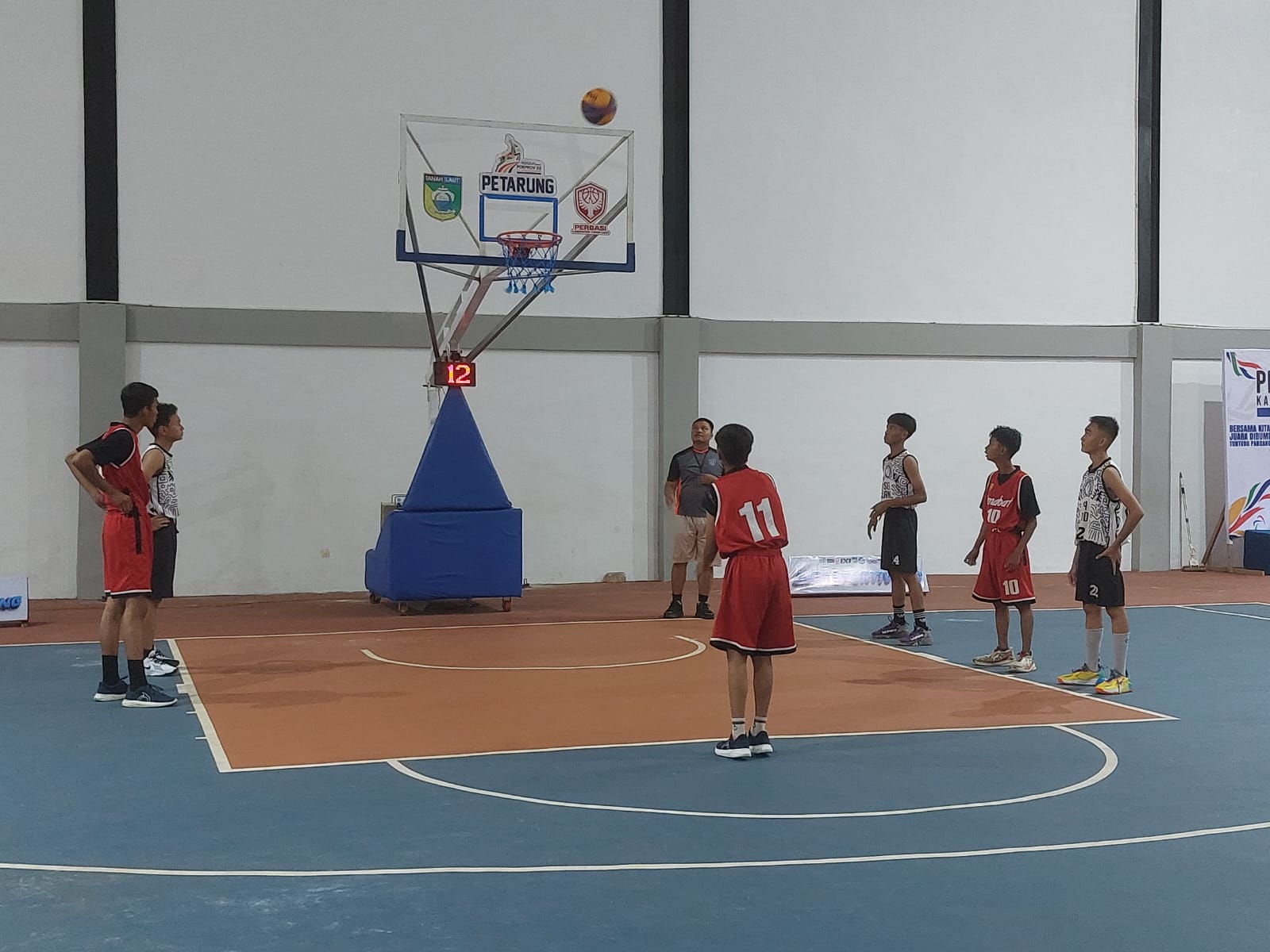 MERIAH: Salah satu pertandingan basket 3x3 yang dipertandingkan di Indoor Basket RTH Kijang Mas Permain Pelaihari.