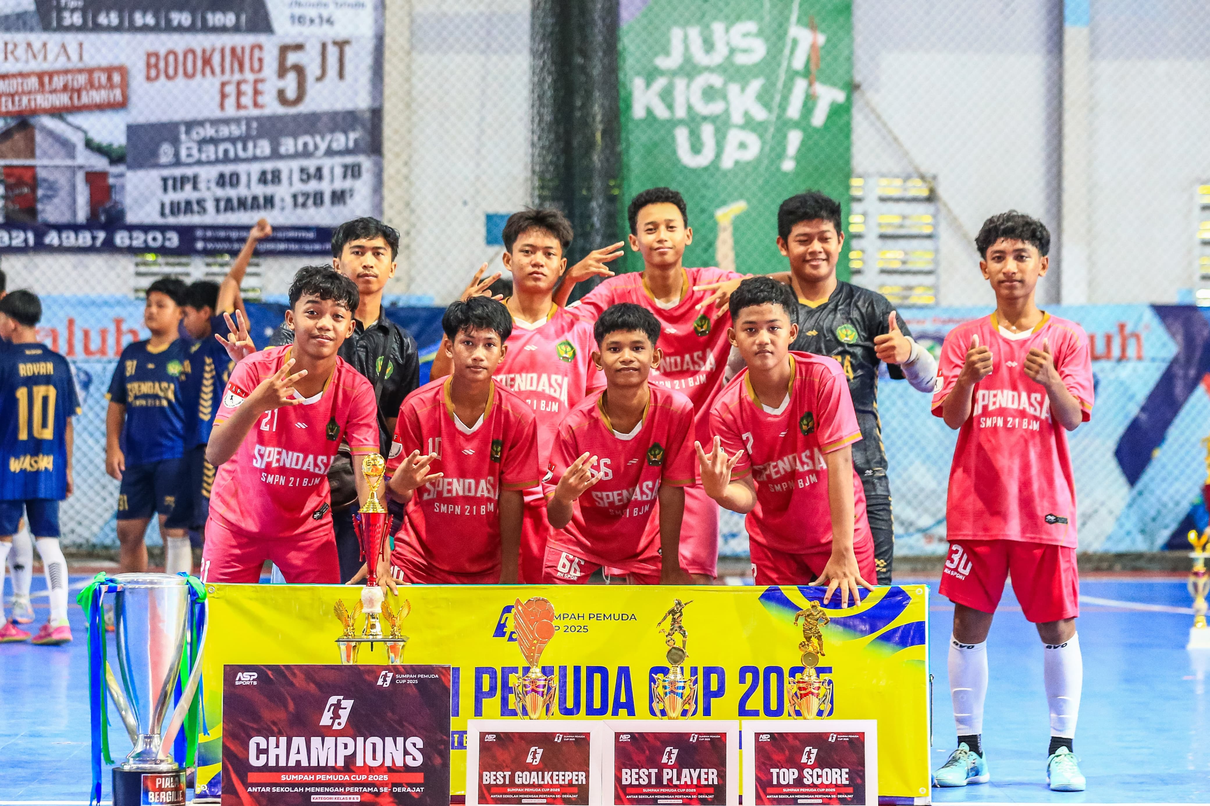 MERAYAKAN: Para pemain SMPN 21 Banjarmasin merayakan keberhasilan menyapu dua gelar juara sekaligus di Turnamen Futsal Sumpah Pemuda Cup 2025.