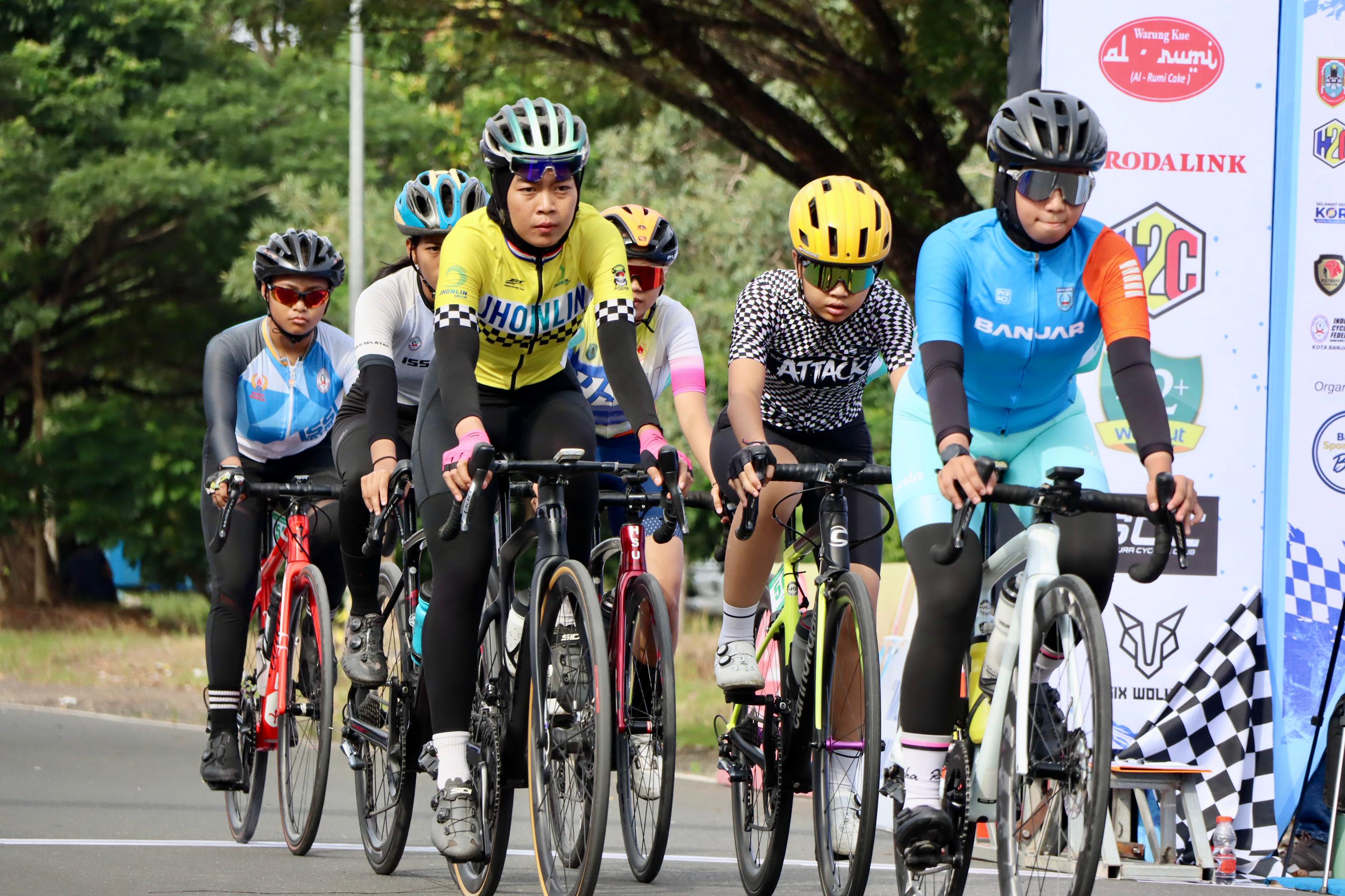 Para pembalap memacu sepeda dengan kecepatan tinggi saat melintasi tikungan tajam pada Banua Criterium Challenge 2025.(M Idris Jian Sidik)