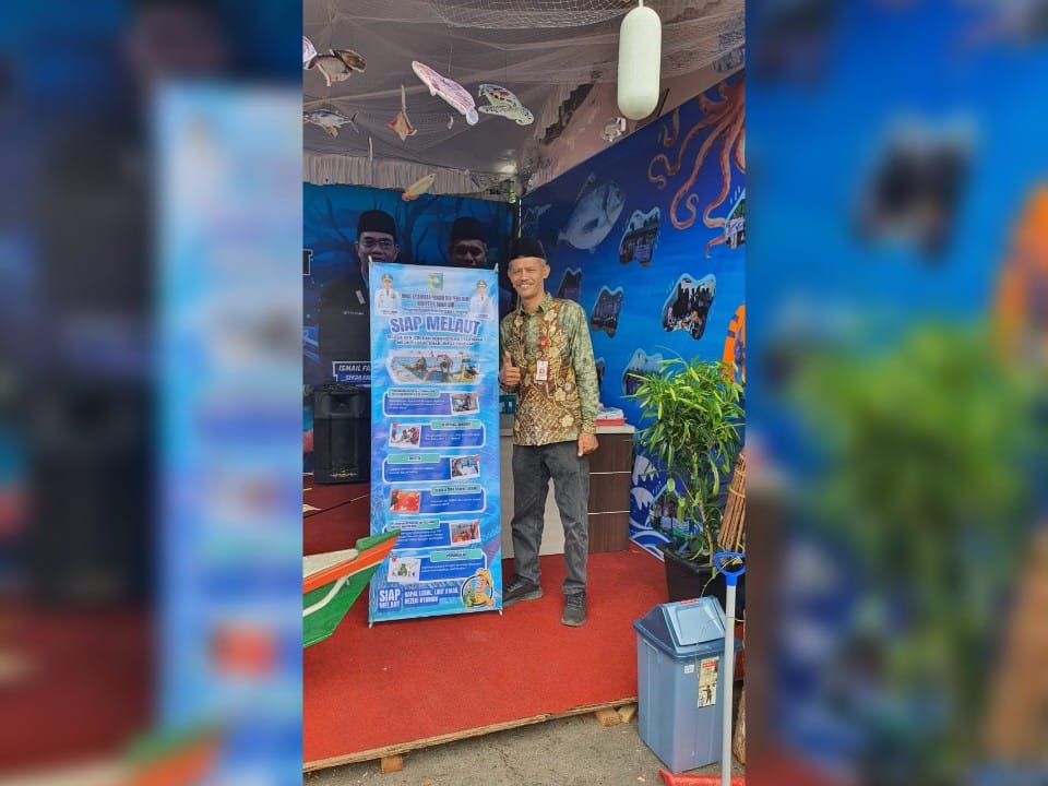 SOSIALISASIKAN :Kepala DKPP Kabupaten Tanah Laut (Tala) Muhammad Kusri saat berfoto di Stan Layanan SIAP MELAUT pada acara pembukaan Tala Expo 2025. (Foto : DKPP Tala untuk Radar Banjarmasin)