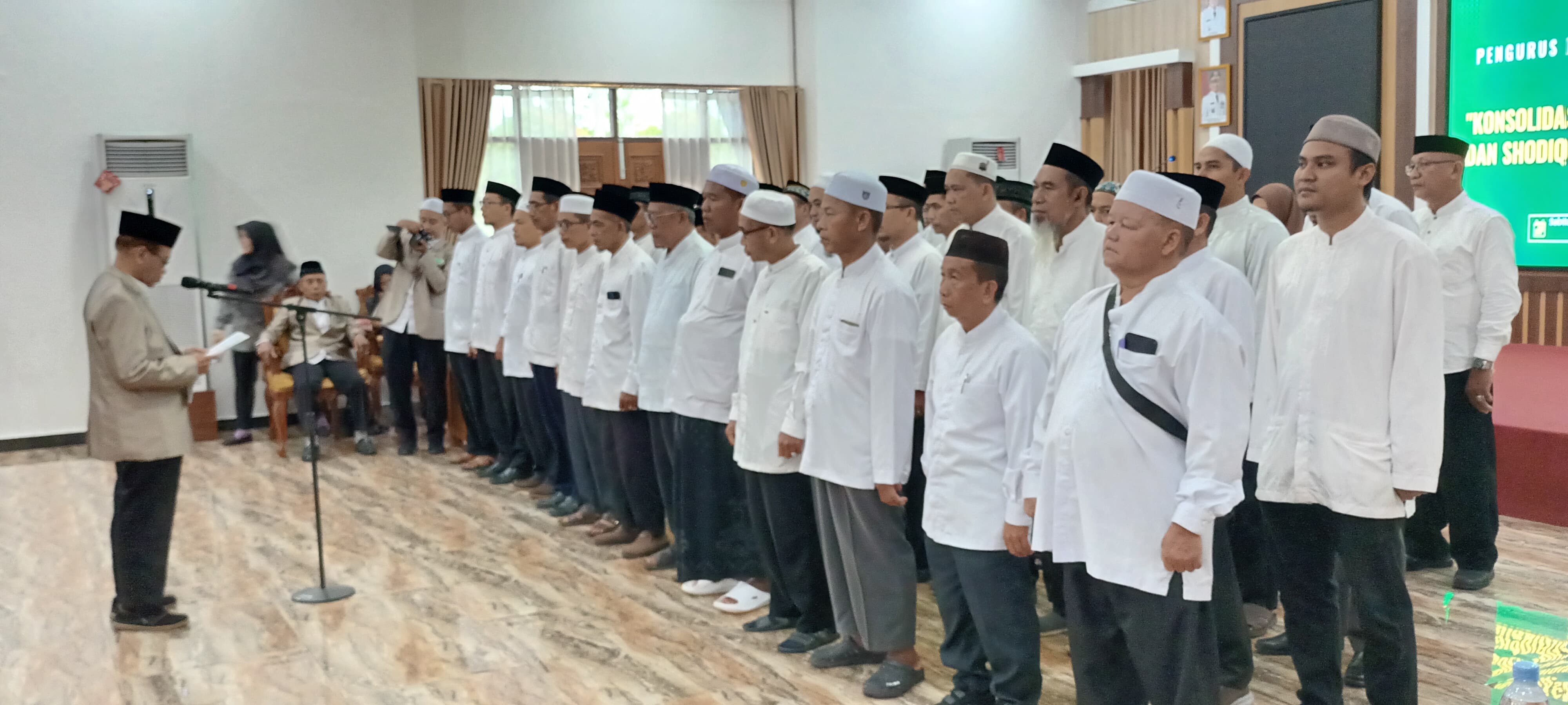 DIKUKUHKAN : Seluruh pengurus MUI kecamatan di Tabalong menjalani prosesi pengukuhan oleh Ketua MUI Tabalong H Sabilal Rusdi.  (Foto : Ibnu Dwi Wahyudi/Radar Banjarmasin)