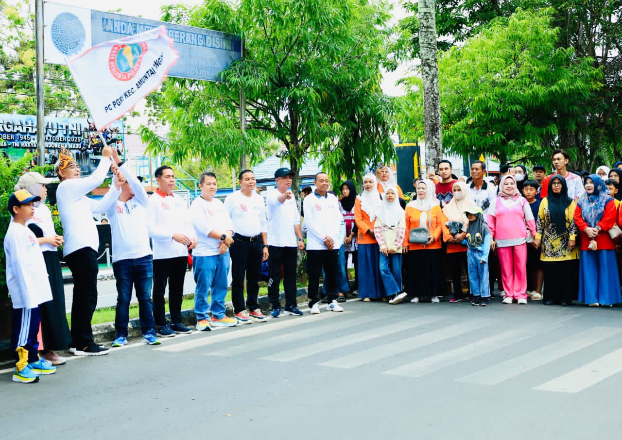 MERIAH:Bupati HSU, H Sahrujani diwakili Wabup HSU, Hero Setiawan melepas peserta jalan sehatmemeriahkan Hari PGRI ke-80 di Jalan Basuki Rahmat, Kota Amuntai, Minggu (30/11/2025).