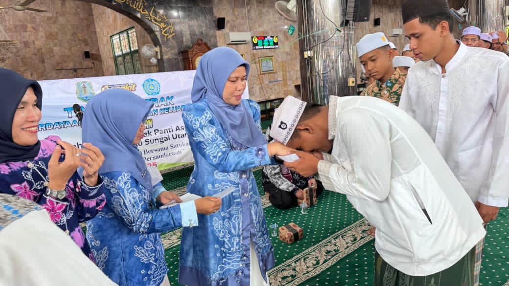 PEDULI:Wakil Ketua TP PKK HSU, Mayang Melani Hero menghadiri silaturahmi bersama anak-anak panti asuhan se-Kabupaten HSU, Minggu (30/11/2025) di Masjid Raya At-Taqwa Amuntai.
