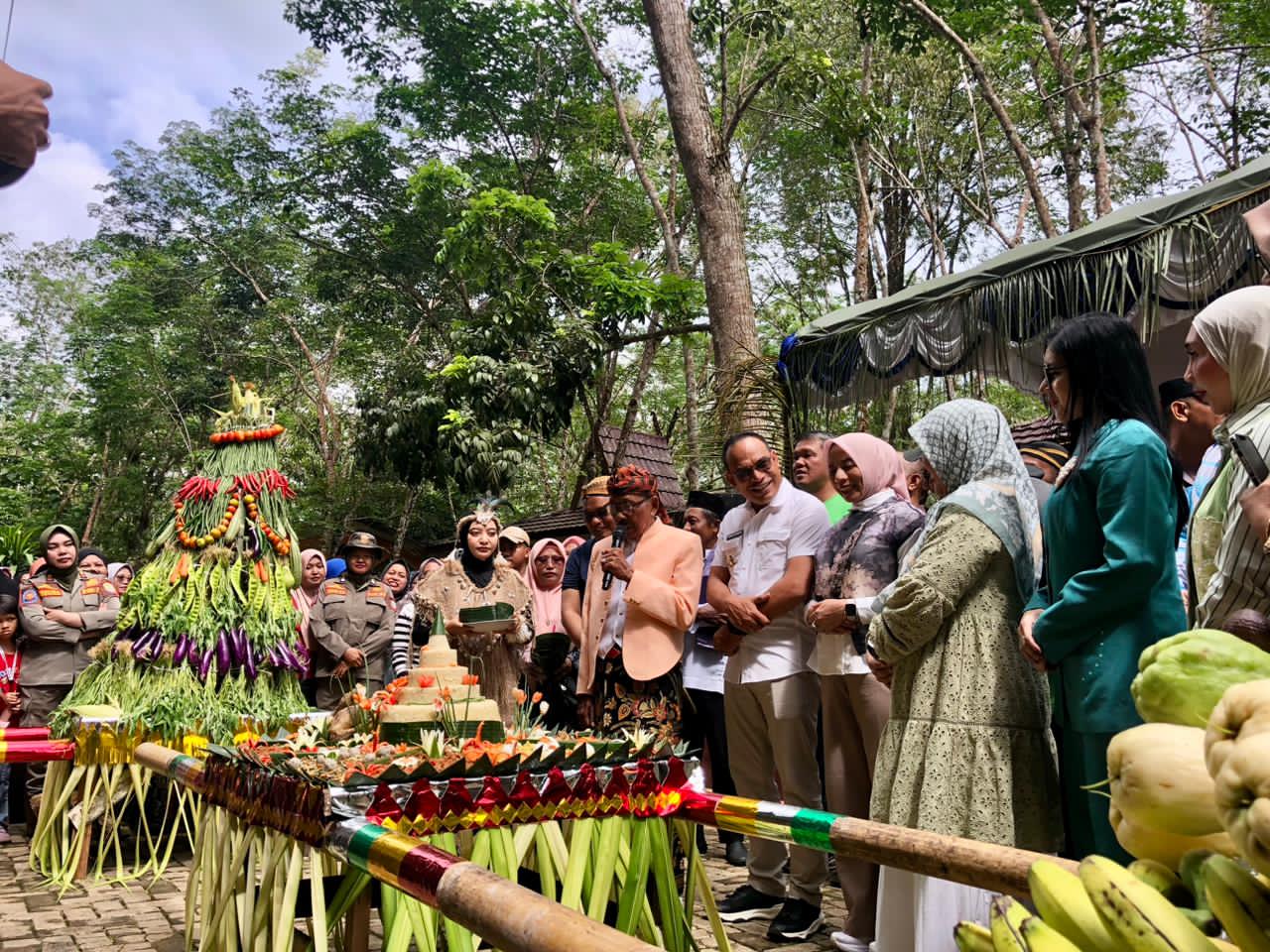 SYUKURAN:Saat berlangsungnya pembacaan doa event Grebek Kampung di Desa Sebelimbingan, Mingggu (30/11/2025).