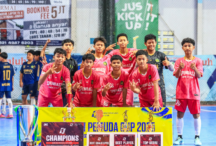 Para pemain SMPN 21 Banjarmasin merayakan keberhasilan menyapu dua gelar juara sekaligus di Turnamen Futsal Sumpah Pemuda Cup 2025.