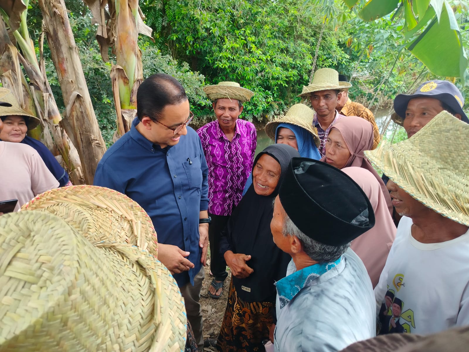 RAMAH: Anies Baswedan berdialog dengan para petani Desa Danda Jaya, Rantau Badauh, Batola.
