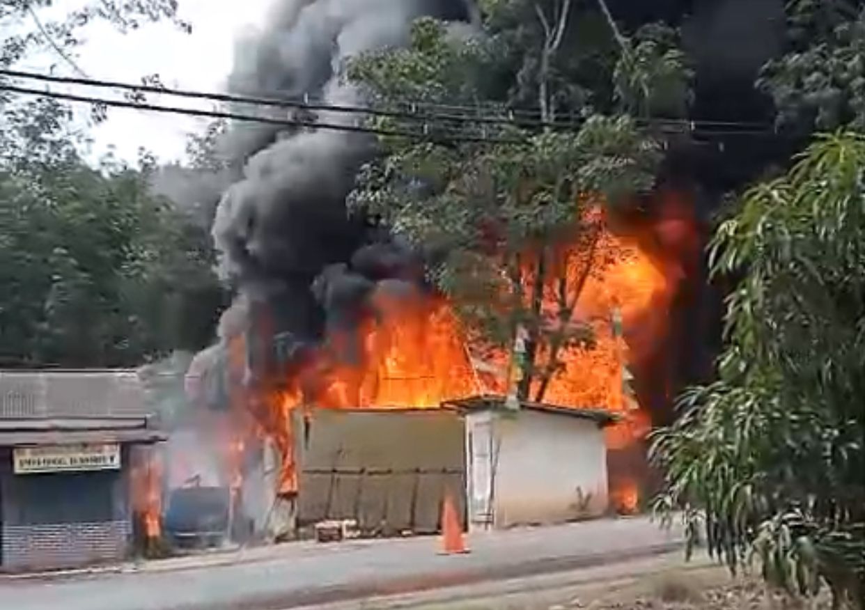 ASAP TEBAL: Asap tebal membumbung dari rumah warga di Desa Mekar Jaya, Kecamatan Angsana, Tanah Bumbu, Minggu (30/11).