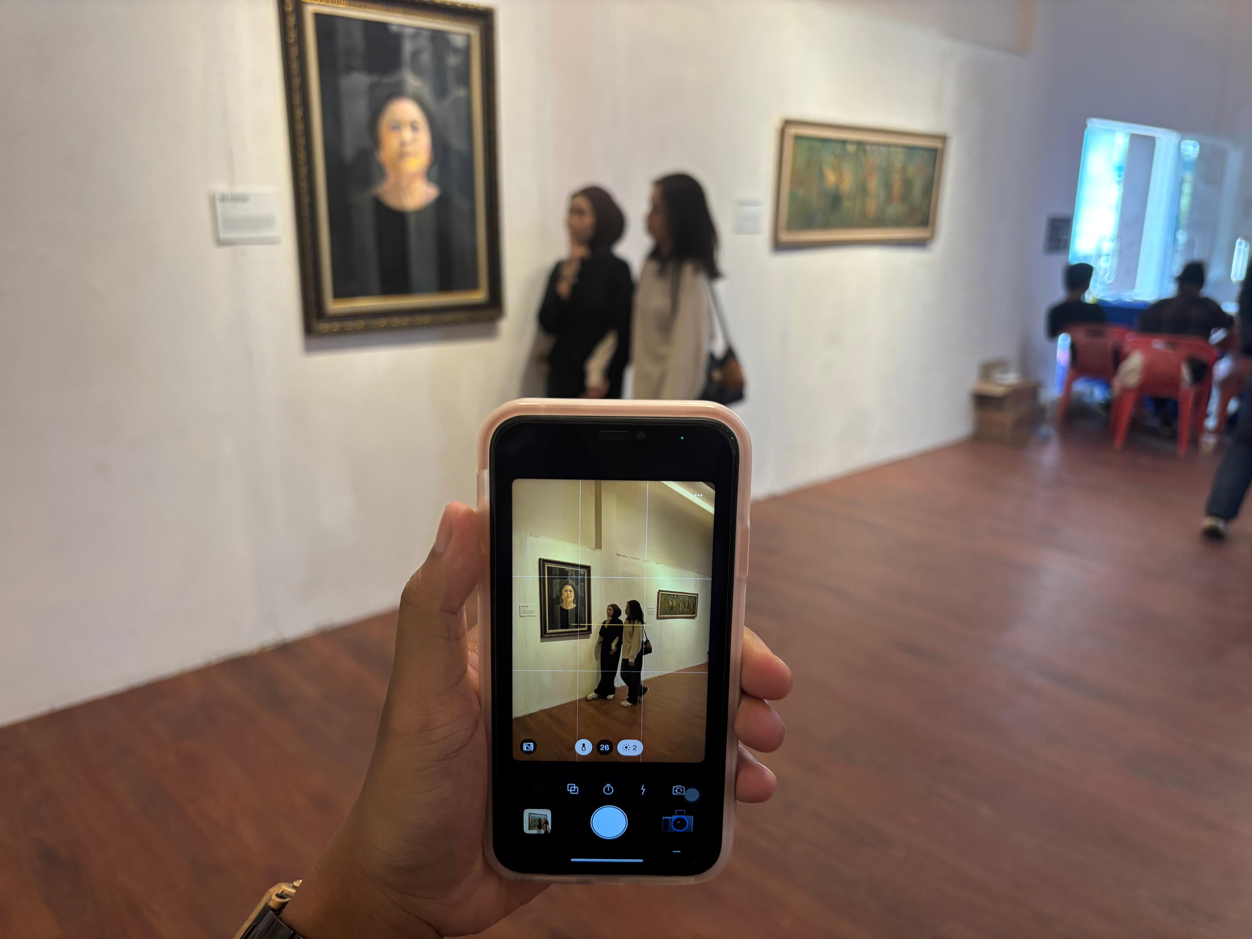 INSTAGRAMABLE: Pameran Tunggal Misbach Tamrin di Taman Budaya Banjarmasin jadi daya tarik bagi anak muda, bukan hanya menikmati lukisan tapi banyak yang yang berswafoto ala instagramable.