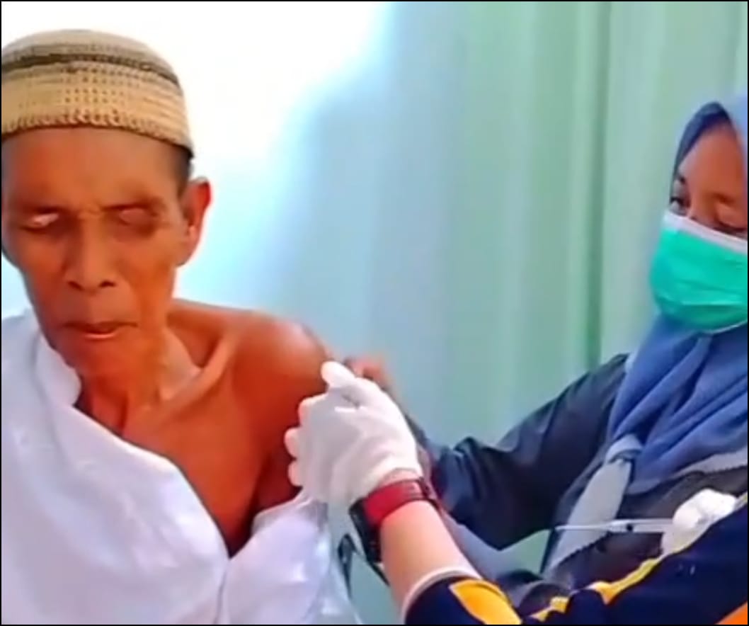 DIVAKSIN: Kai Gumbari, korban gigitan monyet liar di Aluh-Aluh harus mendapat vaksin rabies