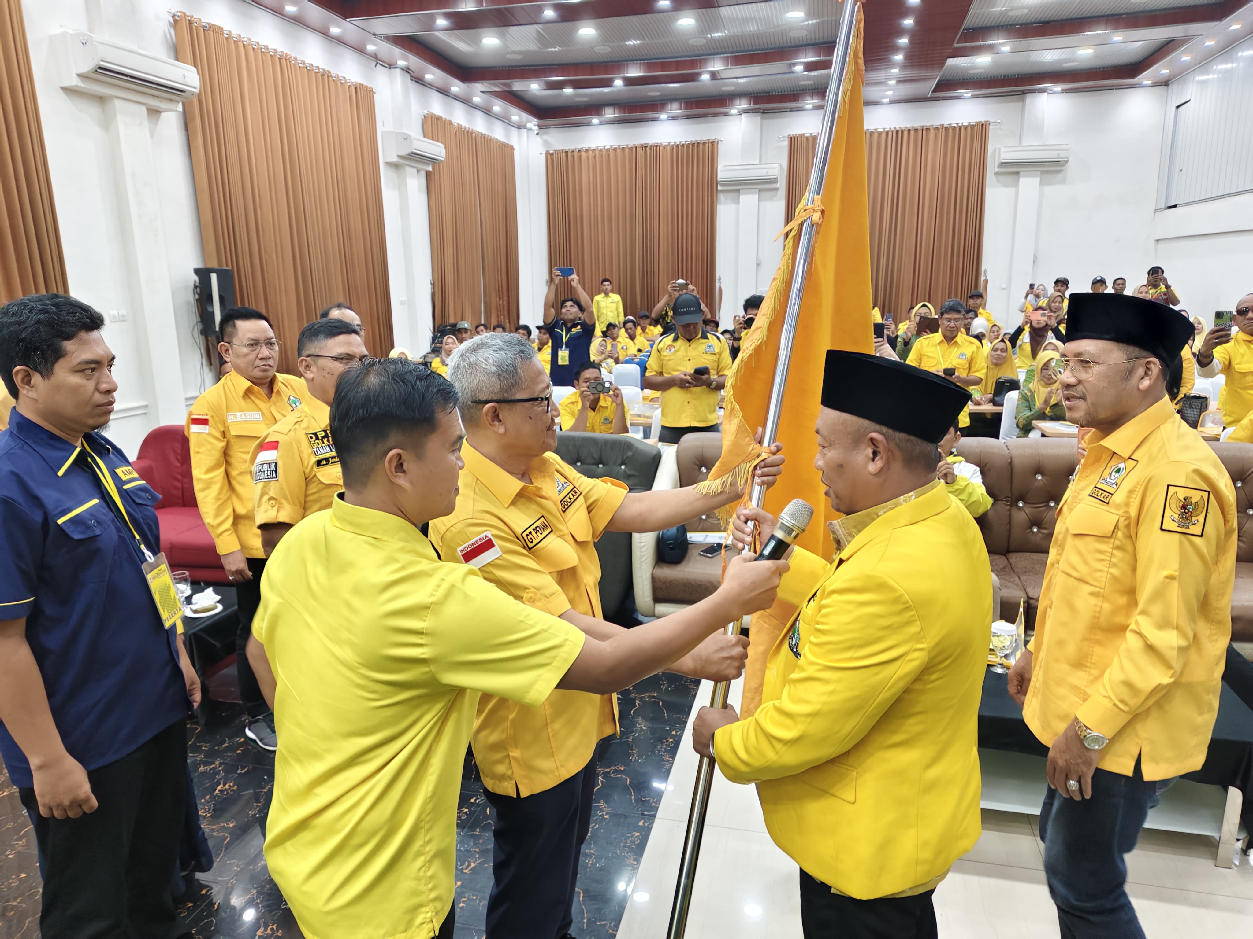 AKLAMASI: Ketua DPD Partai Golkar Tanah Laut (Tala) H Agus Prasetya (HAP) menerima bendera petaka dari perwakilan DPD Golkar Provinsi Kalsel.