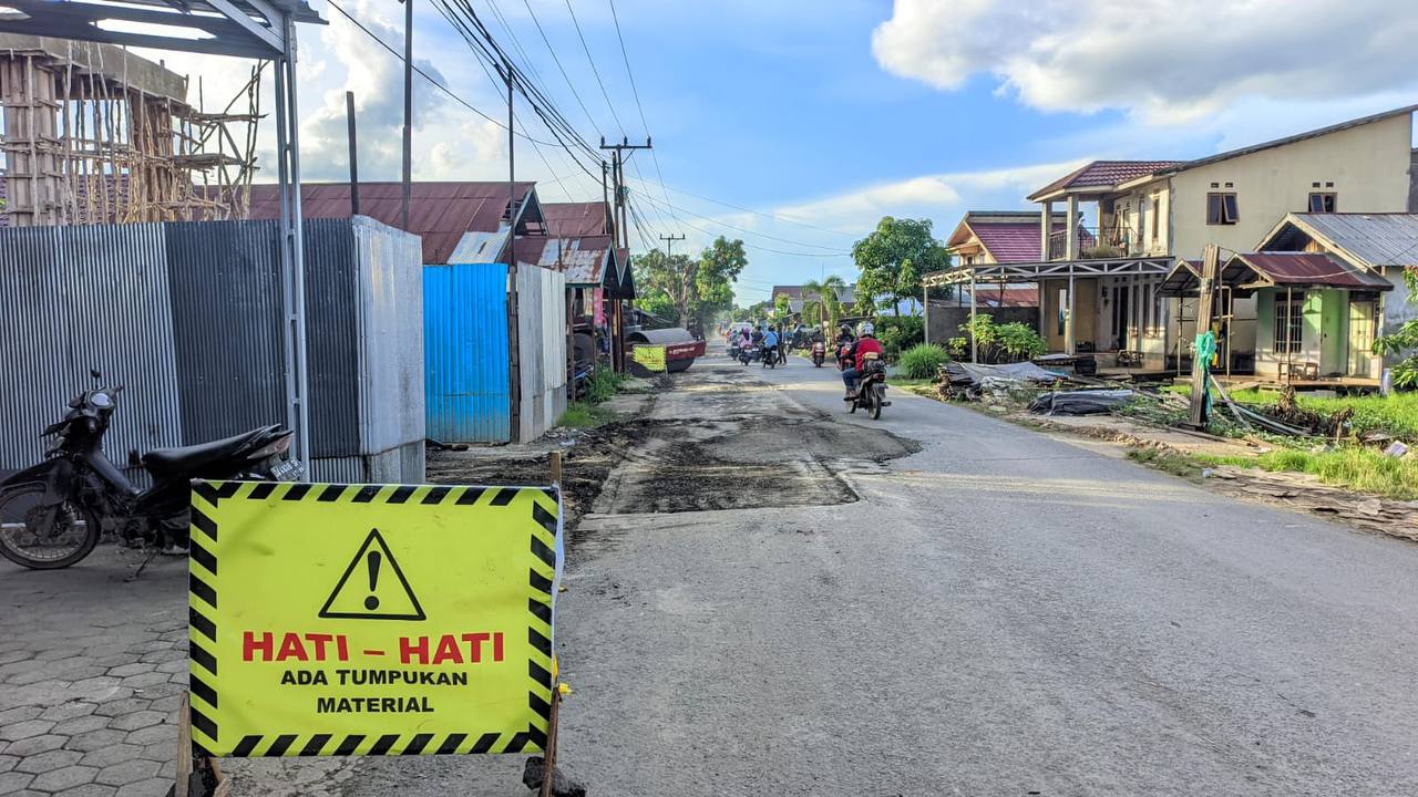 PERBAIKAN: Petugas PUPR Kalsel melakukan perbaikan patching di ruas Jalan Martapura Lama.