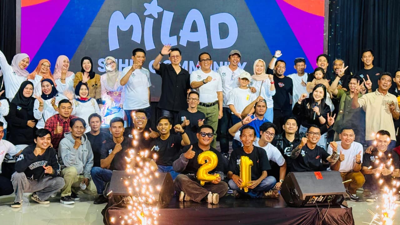 HADIR: Bupati HSU H Sahrujani foto bersama Suhu Community usai ajang Pop Singer di Aula Dr Idham Chalid, Minggu (30/11/2025) petang.