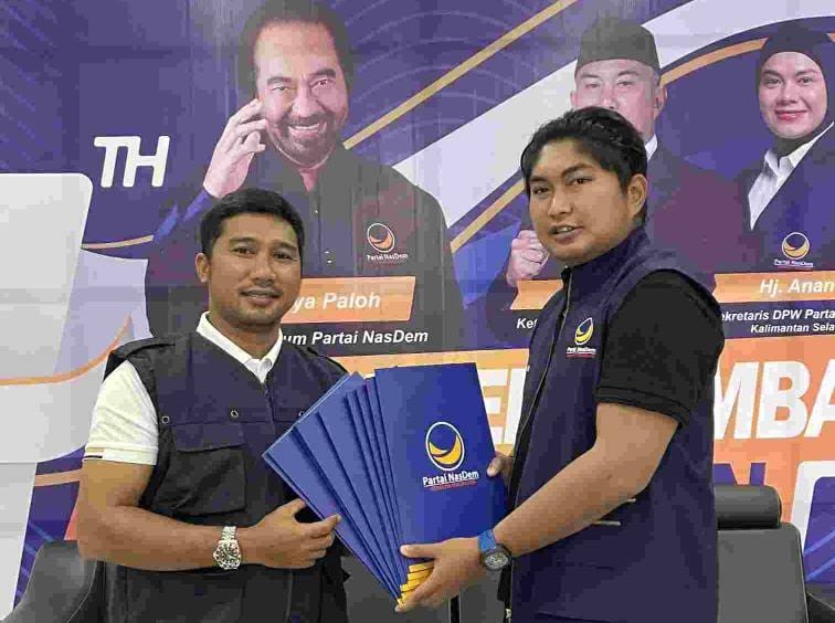 DOKUMEN: Penyerahan dokumen SK kepengurusan DPD NasDem untuk 13 kabupaten/kota di Kalimantan Selatan.