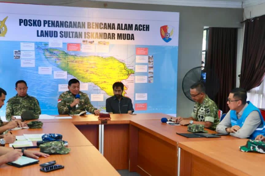 KOORDINASI:Menhan, Sjafrie Sjamsoeddin (kedua dari kiri) bersama jajaran TNI dan Gubernur Aceh, Muzzakir Manaf, serta Dirut PLN, Darmawan Prasodjo (kanan) rapat penanganan bencana alam di Aceh.
