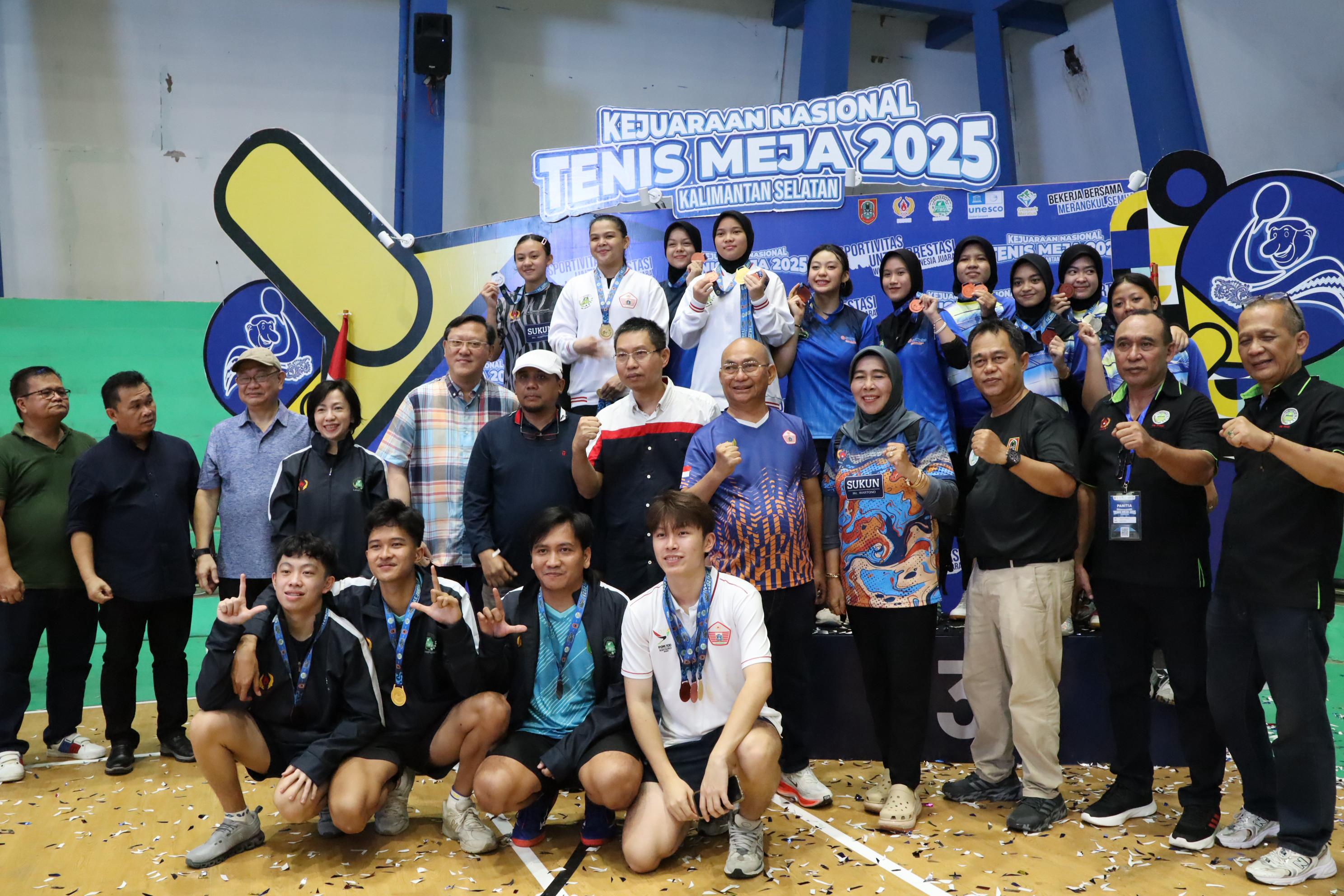 BERPOSE: Para juara Kejurnas Tenis Meja 2025 berpose di podium usai menerima medali, menandai berakhirnya persaingan sengit antarprovinsi di GOR Hassanuddin Banjarmasin.