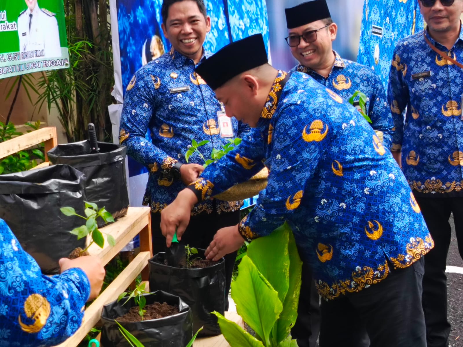 POTONG KUE:Bupati HST Samsul Rizal resmikan beberapa program dalam peringatan Hari Korpri.