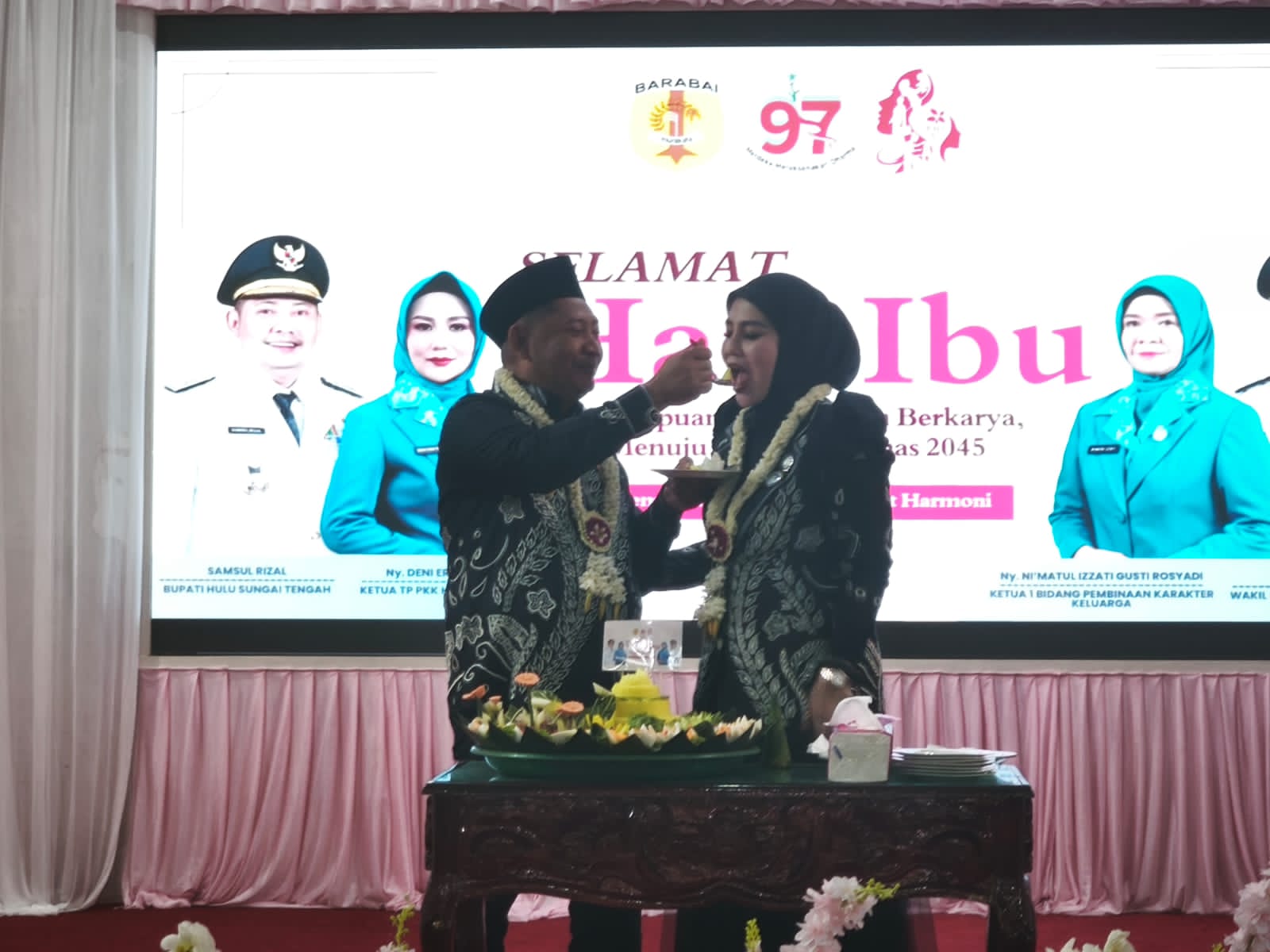 MOMEN:Bupati HST, Samsul Rizal menyuapi Ketua TP PKK HST, Deni Era Yuliantie di momen peringatan Hari Ibu ke-97 di Pendopo Pemkab HST, Senin (1/12/2025).