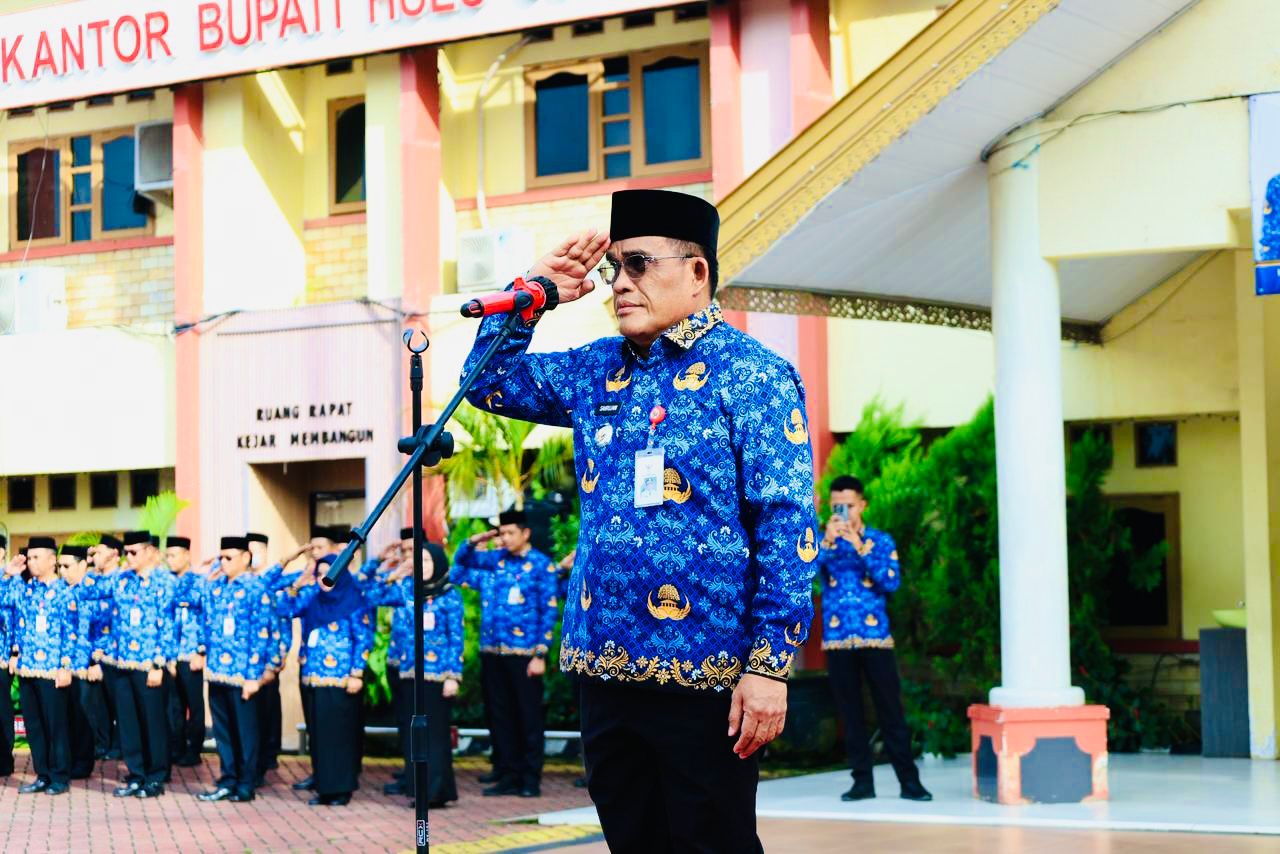 HORMAT:Bupati Kabupaten HSU, H Sahrujani memimpin HUT Korpri tingkat Kabupaten HSU di halaman Pemkab HSU, Senin (1/12/2025).