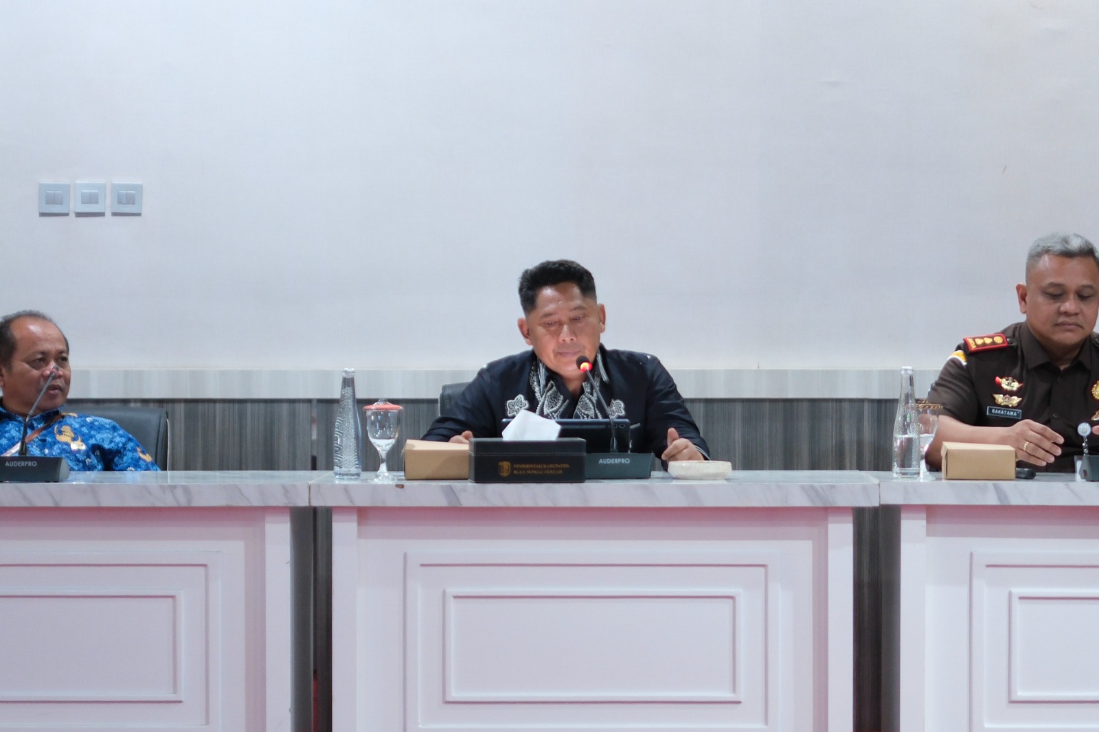PIMPIN:Bupati HST, Samsul Rizal pimpin FGD pengendalian inflasi daerah di Auditorium Bupati HSU, Senin (1/12/2025).