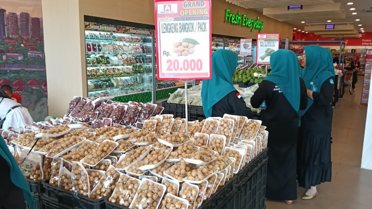 SEGAR:Buah segar dan sayuran segar tersedia di Alfamidi Super Pekapuran Raya.